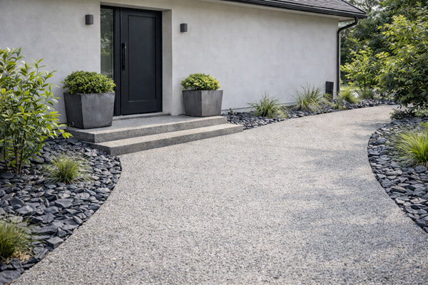 Allée-moderne-et-jardin-verdoyant