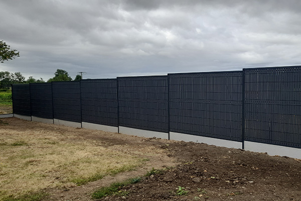 Cloture avec panneau occultant à Drain