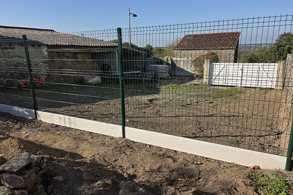 Clôture rigide soubassement béton Drain